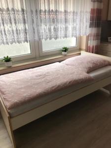 Un pat sau paturi într-o cameră la Wohnen mitten in Oberhausen, Nähe Centro