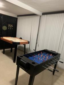 eine Tischtennisplatte in einem Zimmer mit Tisch in der Unterkunft Boutique Gym Salon juegos Tv Oficina Sanitizada in Toluca de Lerdo