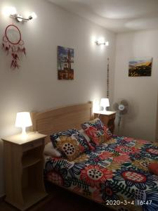 1 dormitorio con 1 cama con almohadas y 2 lámparas en El Cotillo Casa Checa 4 en Cotillo