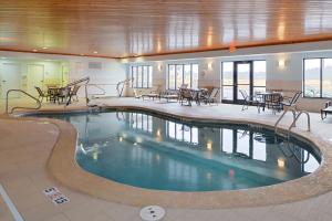 Bazén v ubytování Holiday Inn Express & Suites Greenfield, an IHG Hotel nebo v jeho okolí