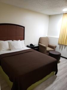 Кровать или кровати в номере Value Inn & Suites Salina