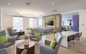 Salon ili bar u objektu Holiday Inn Express & Suites - Orlando At Seaworld, an IHG Hotel