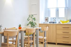 cocina con mesa y 4 sillas en B&B Babbaluci - Centro Storico, en Palermo