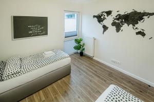 una sala de estar con sofá y un mapa mundial en la pared en Apartament Centrum XL - Komfortowe Noclegi, en Piaseczno