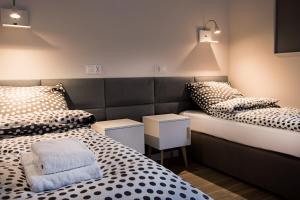 Habitación con 2 camas y 2 mesitas de noche en Apartament Centrum XL - Komfortowe Noclegi, en Piaseczno