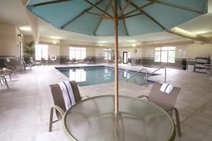 Holiday Inn Express & Suites Madison-Verona, an IHG Hotel 내부 또는 인근 수영장