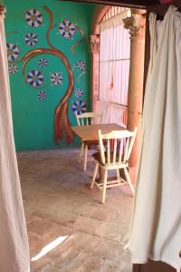 einen Tisch und einen Stuhl in einem Zimmer mit einer Wand in der Unterkunft Sukha Hostel San Luis in San Luis Potosí