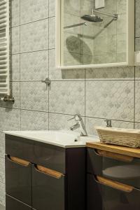 a bathroom with a sink and a shower at Apartamenty Centrum M - Komfortowe Noclegi in Piaseczno