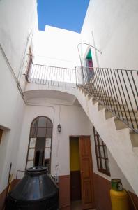 una escalera en un edificio con un cubo de basura en Sukha Hostel San Luis, en San Luis Potosí