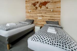 two beds sitting next to each other in a room at Apartamenty Centrum M - Komfortowe Noclegi in Piaseczno