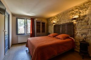 Hôtel Mas Vidau Porte des Alpilles tesisinde bir odada yatak veya yataklar