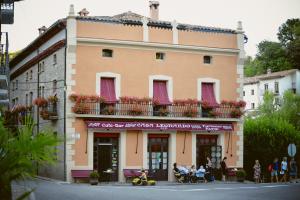 Ein Gebäude mit Leuten, die draußen sitzen. in der Unterkunft Casa Leonardo in Senterada