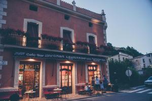 Senterada莱昂纳多公寓的一群人坐在大楼外