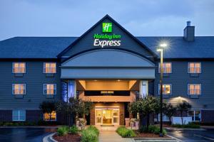 ein Hotel mit einem Schild, das Urlaubsgasthaus Express liest in der Unterkunft Holiday Inn Express & Suites - Green Bay East, an IHG Hotel in Green Bay