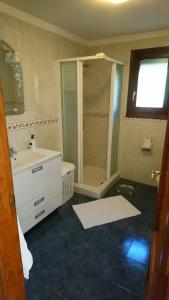 ペゴにあるLovely villa with wonderful viewsのシャワー、洗面台、トイレ付きのバスルーム