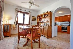 uma cozinha com mesa e cadeiras num quarto em Lovely villa with wonderful views em Pego
