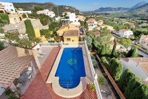 ペゴにあるLovely villa with wonderful viewsのプール付きの家の航空写真 +5枚の写真