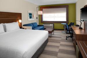 Postel nebo postele na pokoji v ubytování Holiday Inn Express & Suites - Houston NW - Cypress Grand Pky by IHG