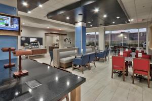 En restaurant eller et spisested på Holiday Inn Express & Suites - Houston East - Beltway 8, an IHG Hotel