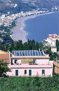 ein Gebäude mit Sonnenkollektoren an einem Strand in der Unterkunft Hotel Natalina in Taormina