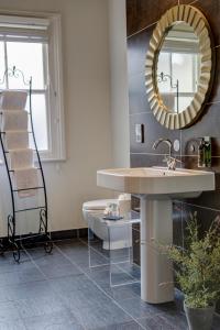 uma casa de banho com um lavatório e um espelho em The Royal Hotel em Kirkby Lonsdale