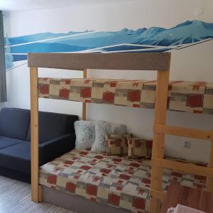 1 dormitorio con 2 literas y sofá en Apartmán u Fera - Jasná, en Demänovská Dolina