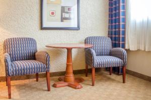 Posezení v ubytování Econo Lodge Broken Arrow-Tulsa