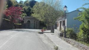 Une rue vide avec un feu de rue à côté d'un bâtiment dans l'établissement Gîte La Fontaine Corse, à Loreto-di-Casinca