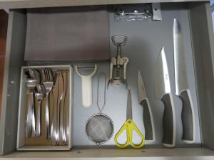 un cassetto pieno di utensili da cucina di Apartmány Nad ZOO a Plzeň