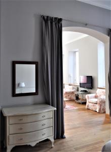 uma sala de estar com uma cómoda e um espelho em Great 144 sq.m. apartment in the center of Kyiv em Kiev