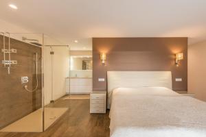 een slaapkamer met een bed en een glazen douche bij Apartment TESI in Dugi Rat