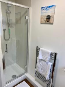 Bathroom sa Lower Highview - Self Catering Apartment, fpventures Stroud