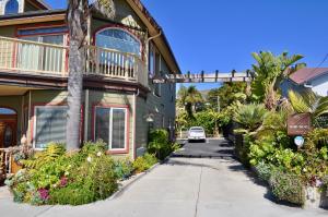 um carro está estacionado em frente a uma casa em Cayucos Sunset Inn em Cayucos