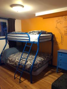 Postel nebo postele na pokoji v ubytování Kelowna International Hostel