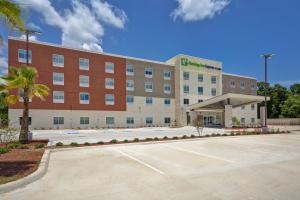 un hotel con un estacionamiento delante de él en Holiday Inn Express & Suites - Houston NASA - Boardwalk Area, an IHG Hotel, en Seabrook