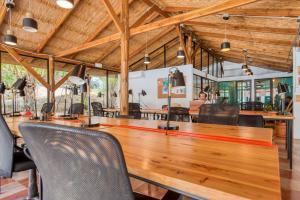 ein Konferenzraum mit einem Holztisch und Stühlen in der Unterkunft Armonia Santa Teresa in Playa Santa Teresa