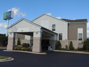 un gran edificio blanco con aparcamiento en Holiday Inn Express Trussville by IHG, en Trussville