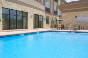 una gran piscina de agua azul en un edificio en Holiday Inn Express Hotel & Suites Houston Energy Corridor - West Oaks, an IHG Hotel en Houston