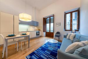 sala de estar con sofá y mesa en Renthas Apartamentos Rafael Premium, en Alicante