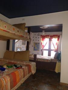 um quarto com 2 camas e uma janela em Casa Mexicana Patio em Cidade do México
