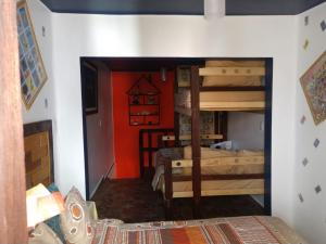 1 dormitorio con 2 literas y pared roja en Casa Mexicana Patio, en Ciudad de México