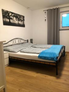 Un dormitorio con una cama con una manta azul. en Appartement Antretter, en Angerberg
