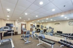 einen Fitnessraum mit Laufbändern und Kardiogeräten in der Unterkunft Holiday Inn Express Hotel & Suites Byram, an IHG Hotel in Byram