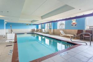 een groot zwembad in een hotelkamer bij Holiday Inn Express Hotel & Suites Byram, an IHG Hotel in Byram