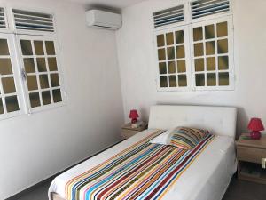 Łóżko lub łóżka w pokoju w obiekcie Habitation ô fruit à pain