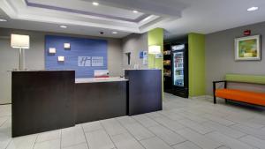 Лобби или стойка регистрации в Holiday Inn Express & Suites Jackson Downtown - Coliseum by IHG +68 фотографий