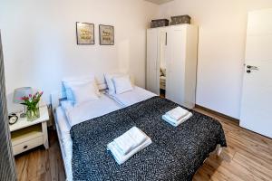- une chambre avec un lit et 2 serviettes dans l'établissement Kopalnia Snów, à Wieliczka