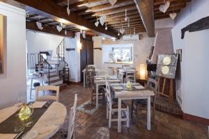 Il Castelluccio Country Resort Restaurant & SPA餐厅或其他用餐的地方