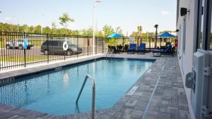 בריכת השחייה שנמצאת ב-Holiday Inn Express & Suites - Jacksonville W - I295 and I10, an IHG Hotel או באזור