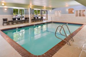 Poolen vid eller i närheten av Holiday Inn Express & Suites Lacey - Olympia, an IHG Hotel